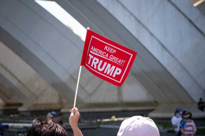 Alexandria,,Virginia/usa-,September,6th,,2020:,A,Person,Holding,Up,A