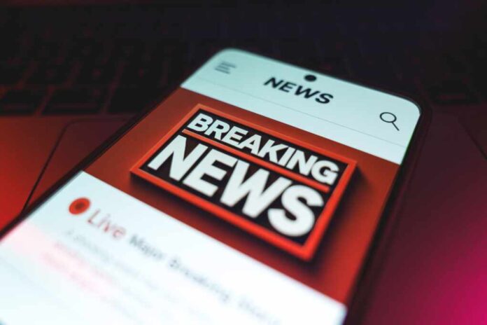 Breaking,News,Concept,Displayed,On,Smartphone,Screen.,High,Quality,Photo