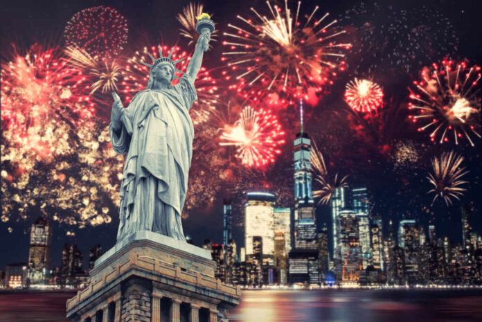 The,Statue,Of,Liberty,With,Blurred,Background,Of,Cityscape,And