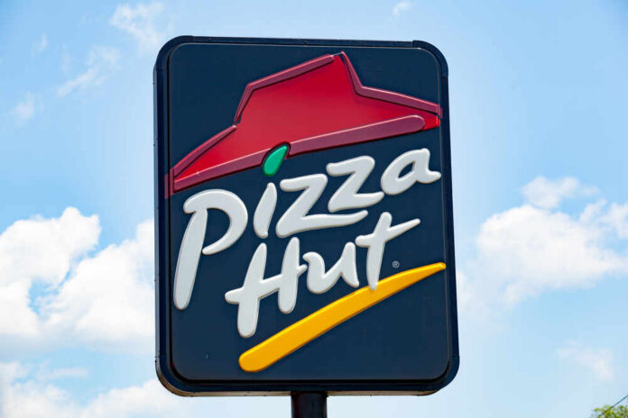 Bloomsburg,,Pa,-,June,15,,2013:,An,Elevated,Sign,For restaurant sign with red roof logo against blue sky