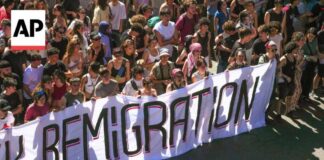 Tens of thousands march through Rome in rival anti and pro-migration rallies