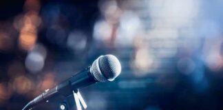 microphone on a stand with blurred stage lights